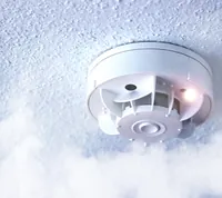 Detector de humo instalado en el techo
