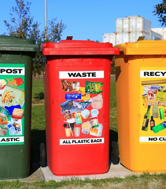 Contenedores para separación de residuos y reciclaje