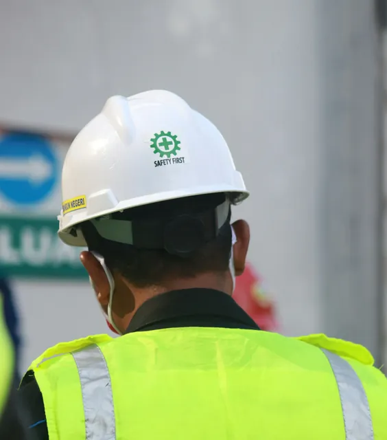 Trabajador con casco y chaleco de seguridad