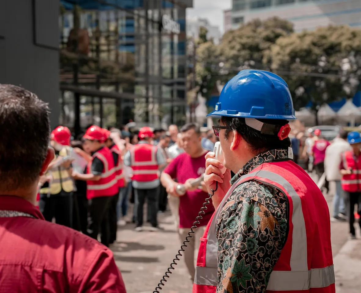 Personal reunido durante un simulacro de evacuación