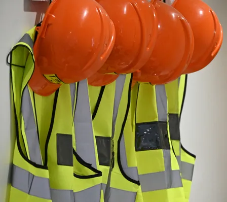 Cascos y chalecos reflectivos de seguridad