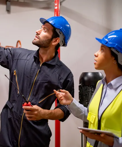 Técnicos de J2SOS en salud ocupacional y seguridad industrial inspeccionando un sistema