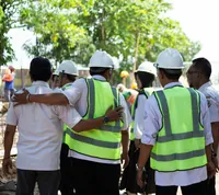Equipo de trabajo con cascos y chalecos de seguridad