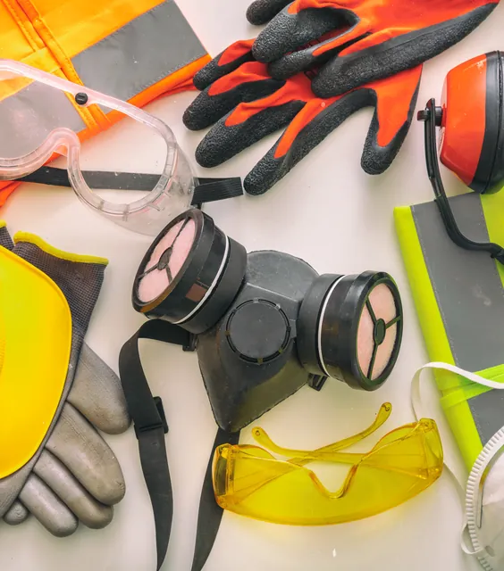 Equipos de protección personal: casco, guantes, gafas y respirador
