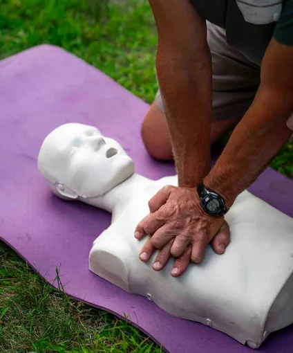 Práctica de RCP con maniquí de entrenamiento