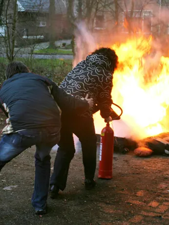 Entrenamiento práctico con extintor