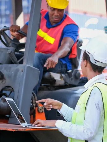 Técnica evaluando condiciones de operación con montacargas